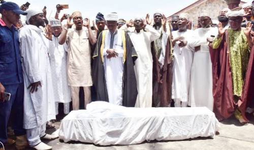 TRADITIONAL WORSHIPPERS PROTEST OPEN DISPLAY OF ALAAFIN OF OYO’S CORPSE ON INTERNET DURING BURIAL