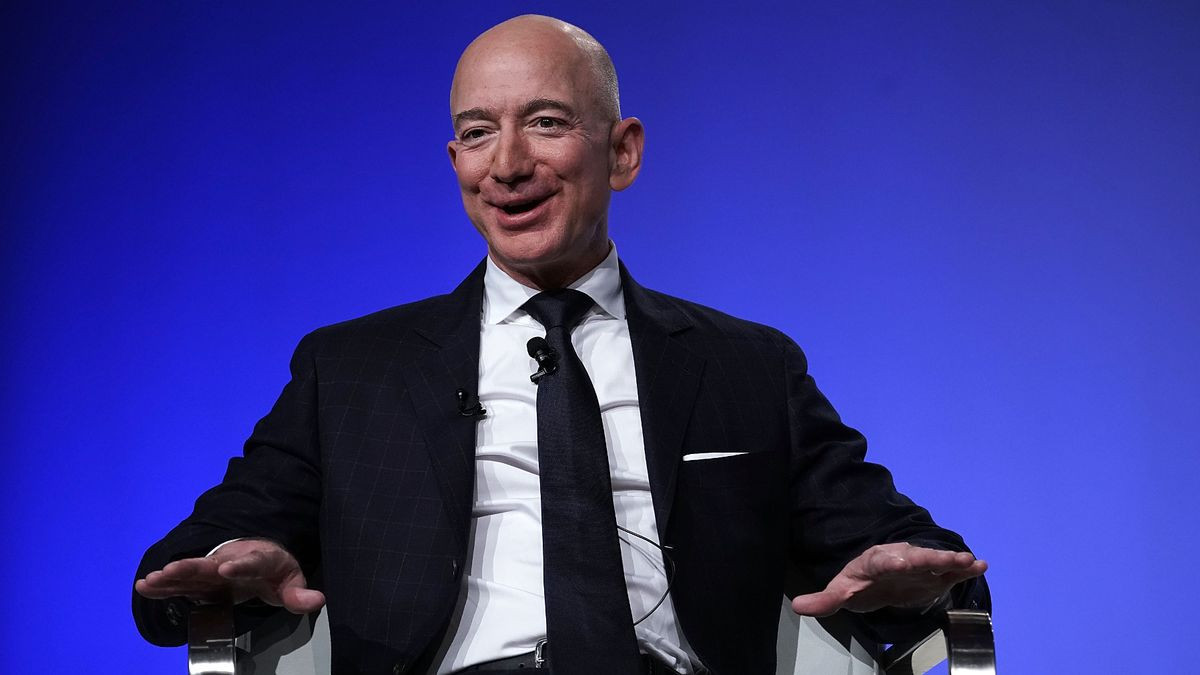 JEFF BEZOS IS GIVING AWAY HIS $124 BILLION FORTUNE,  GIFT DOLLY PARTON $100 MILLION
