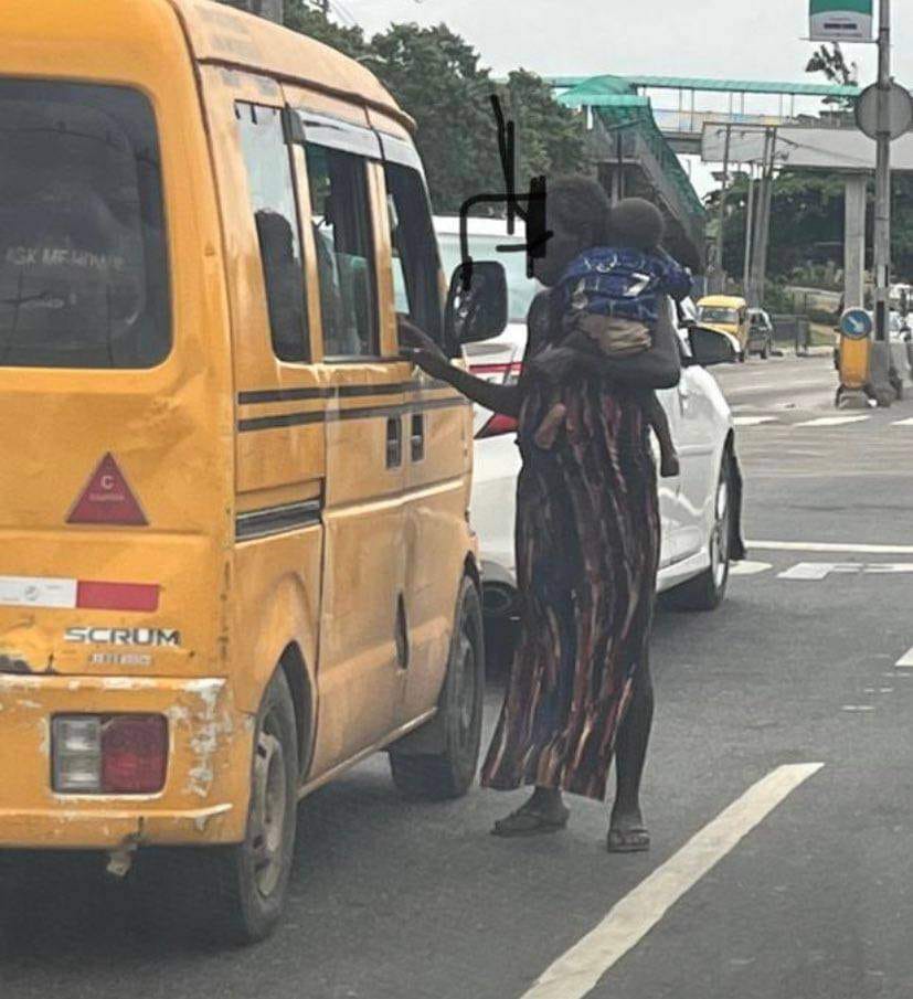 “YOU HAVE A BABY YOU CAN’T CATER FOR AND YOU ARE PREGNANT WITH ANOTHER?” – NIGERIAN MAN ASKS AS HE SHARES PHOTO OF A WOMAN BEGGING WITH HER CHILD