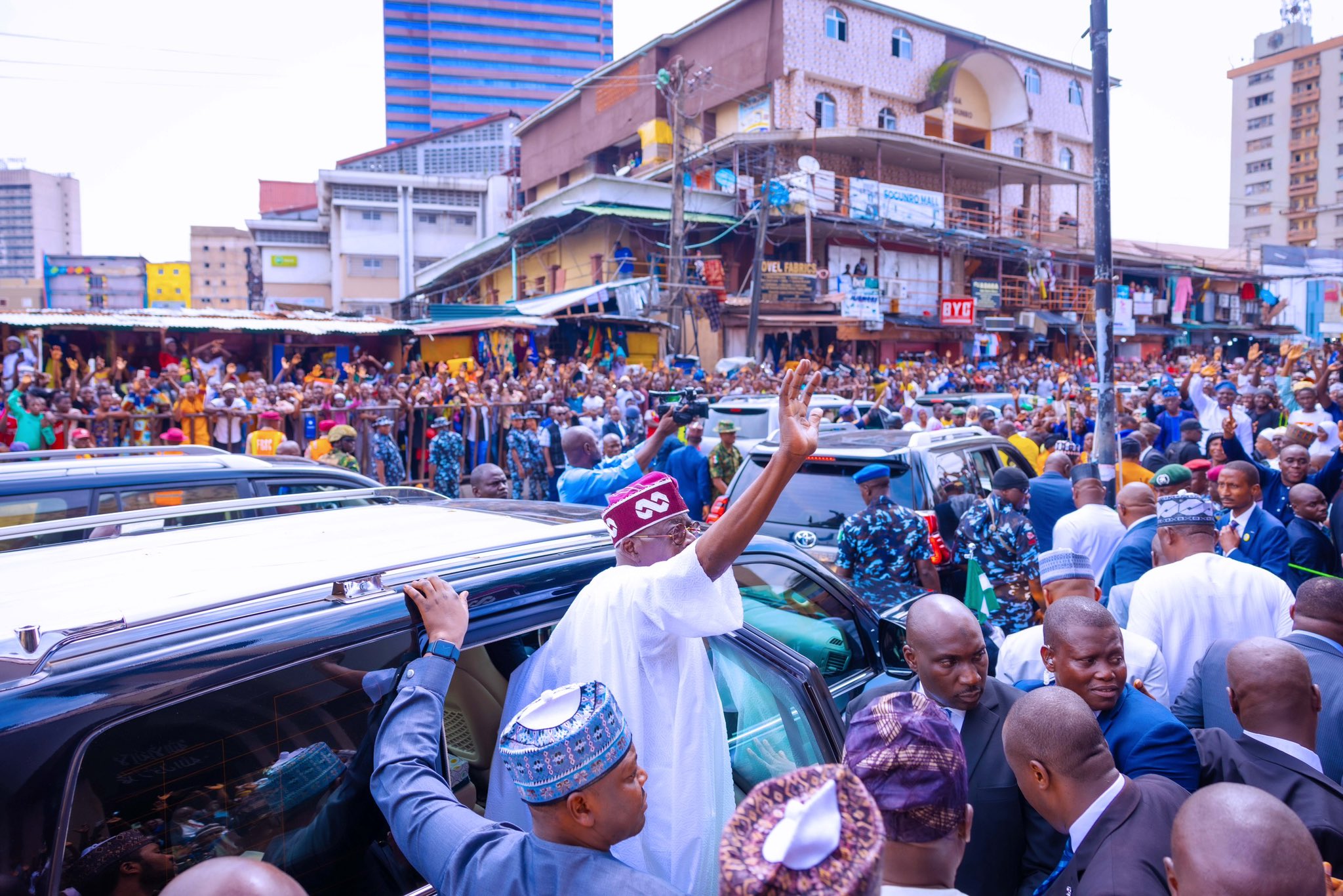 LAGOSIANS FILE OUT ENMASS TO WELCOME PRESIDENT TINUBU AS HE PAYS A VISIT TO OBA OF LAGOS