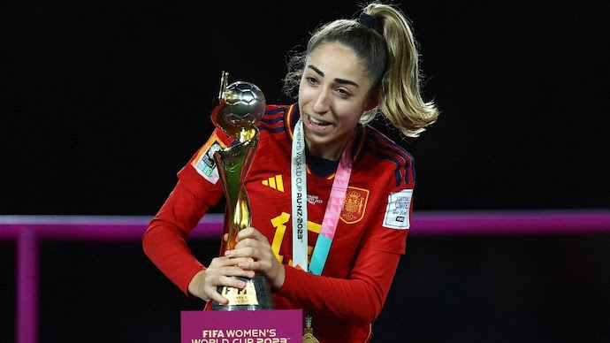 SPAIN’S CAPTAIN AT WOMEN’S WORLD CUP OLGA CARMONA LEARNS ABOUT FATHER’S DEATH AFTER WINNING TROPHY